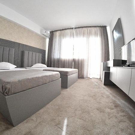 Hotel Parc Крайова Екстериор снимка