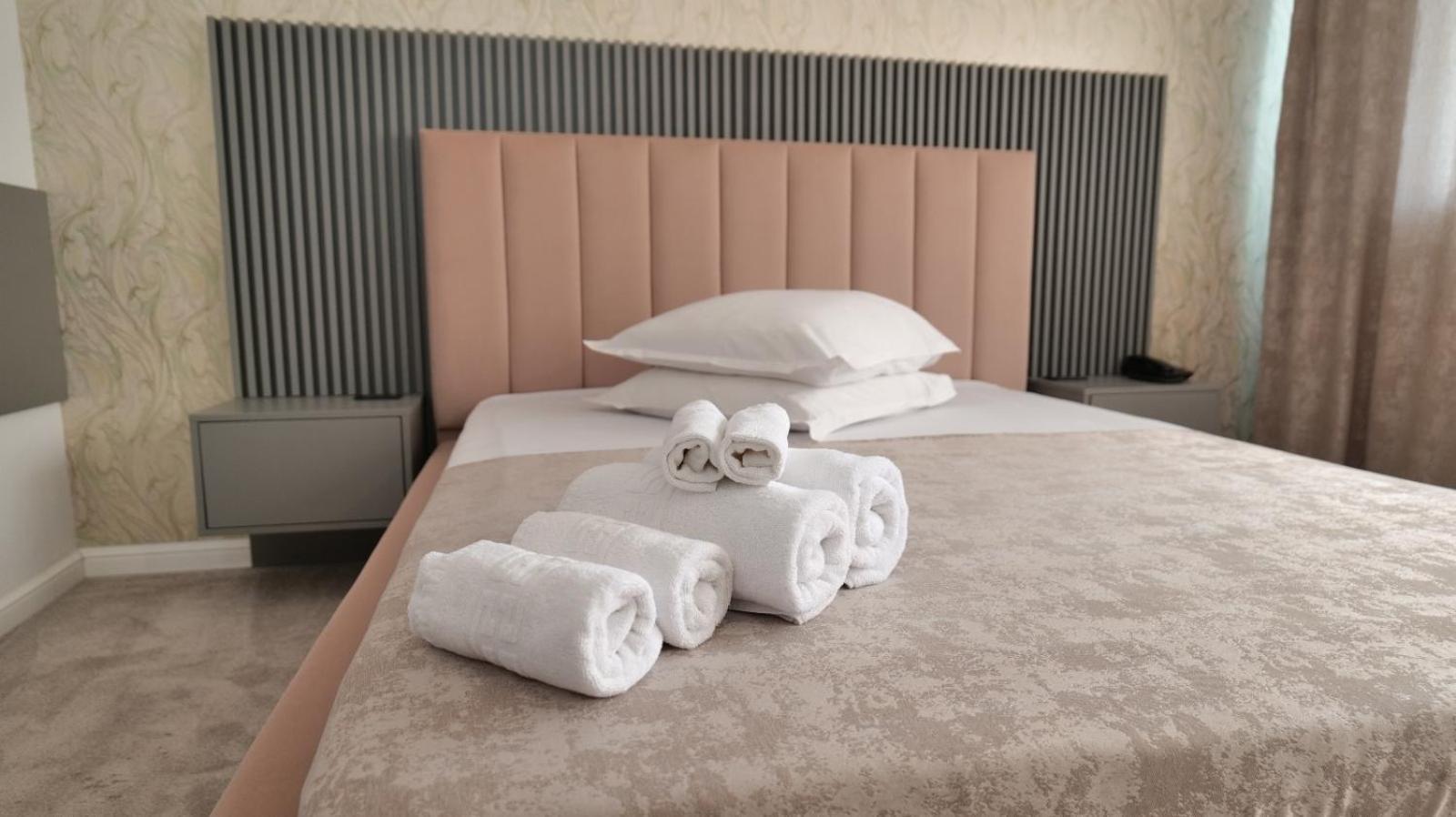 Hotel Parc Крайова Екстериор снимка
