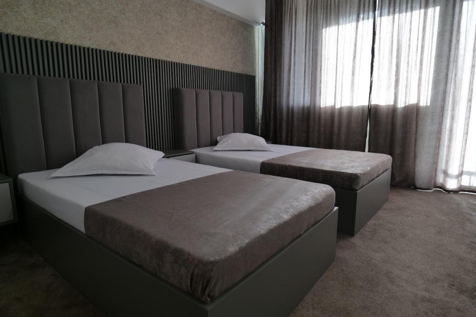 Hotel Parc Крайова Екстериор снимка